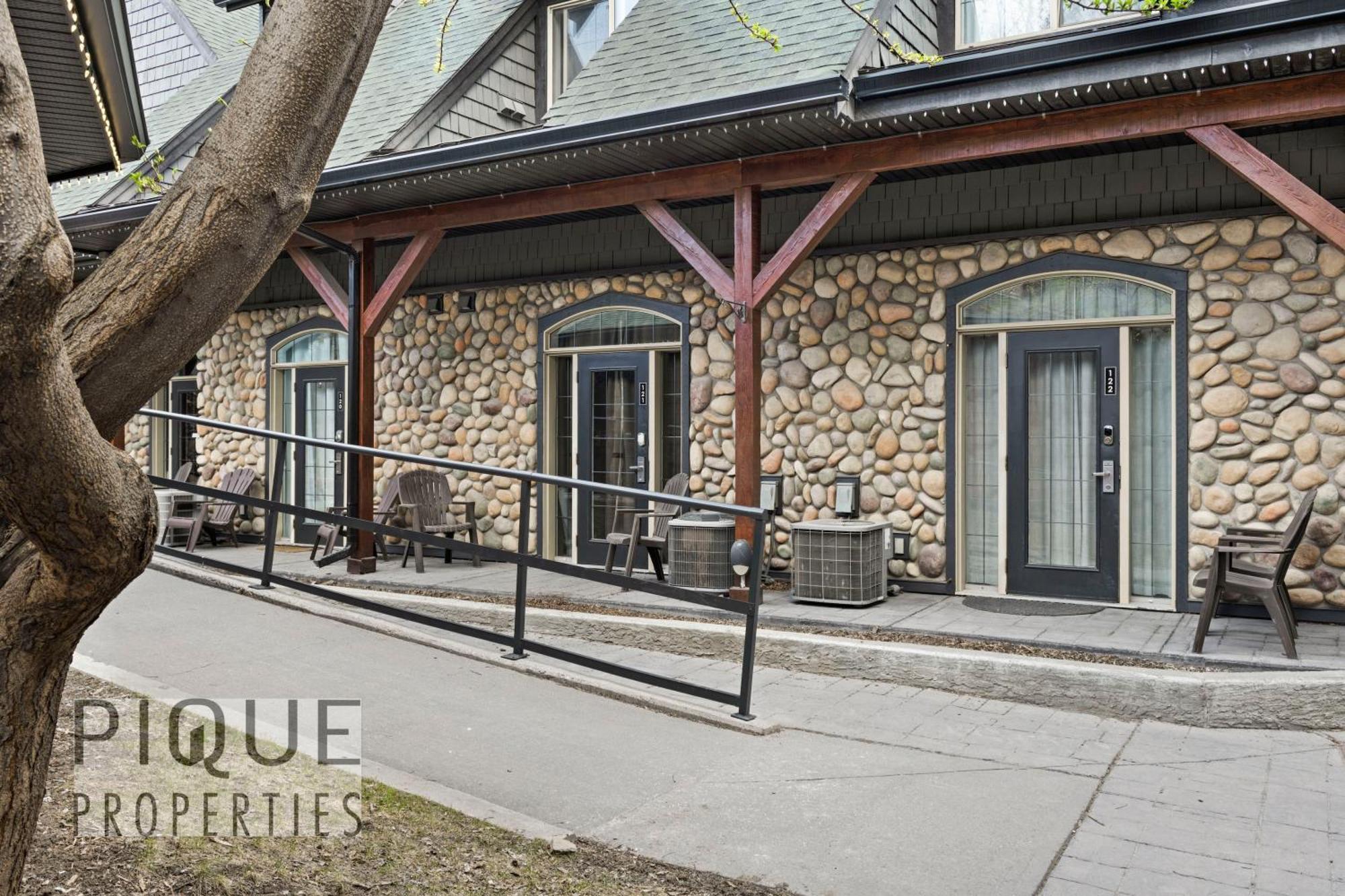 Mystic Mountain Chalet, Heated Outdoor Pool & Hot Tub, Free Parking, Fast Wifi! Villa Canmore Exterior photo