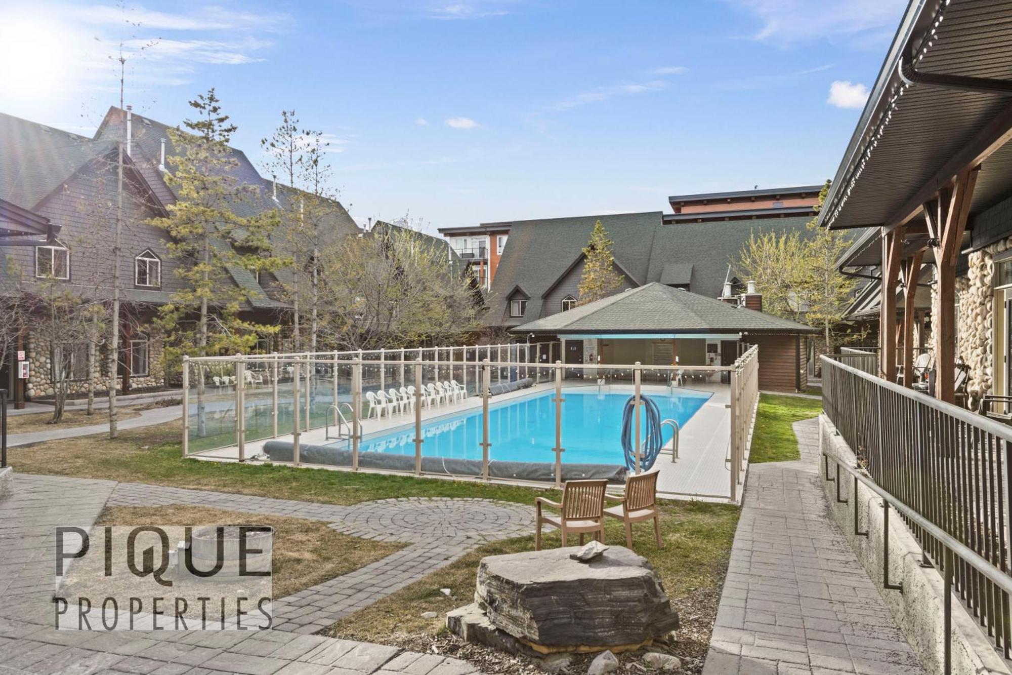 Mystic Mountain Chalet, Heated Outdoor Pool & Hot Tub, Free Parking, Fast Wifi! Villa Canmore Exterior photo