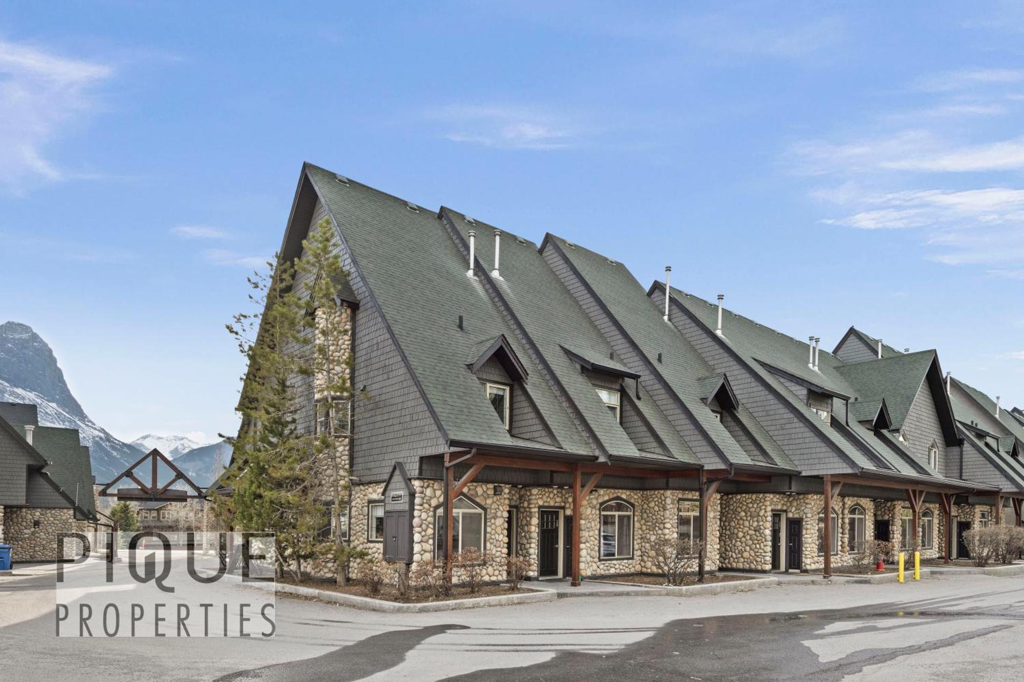 Mystic Mountain Chalet, Heated Outdoor Pool & Hot Tub, Free Parking, Fast Wifi! Villa Canmore Exterior photo