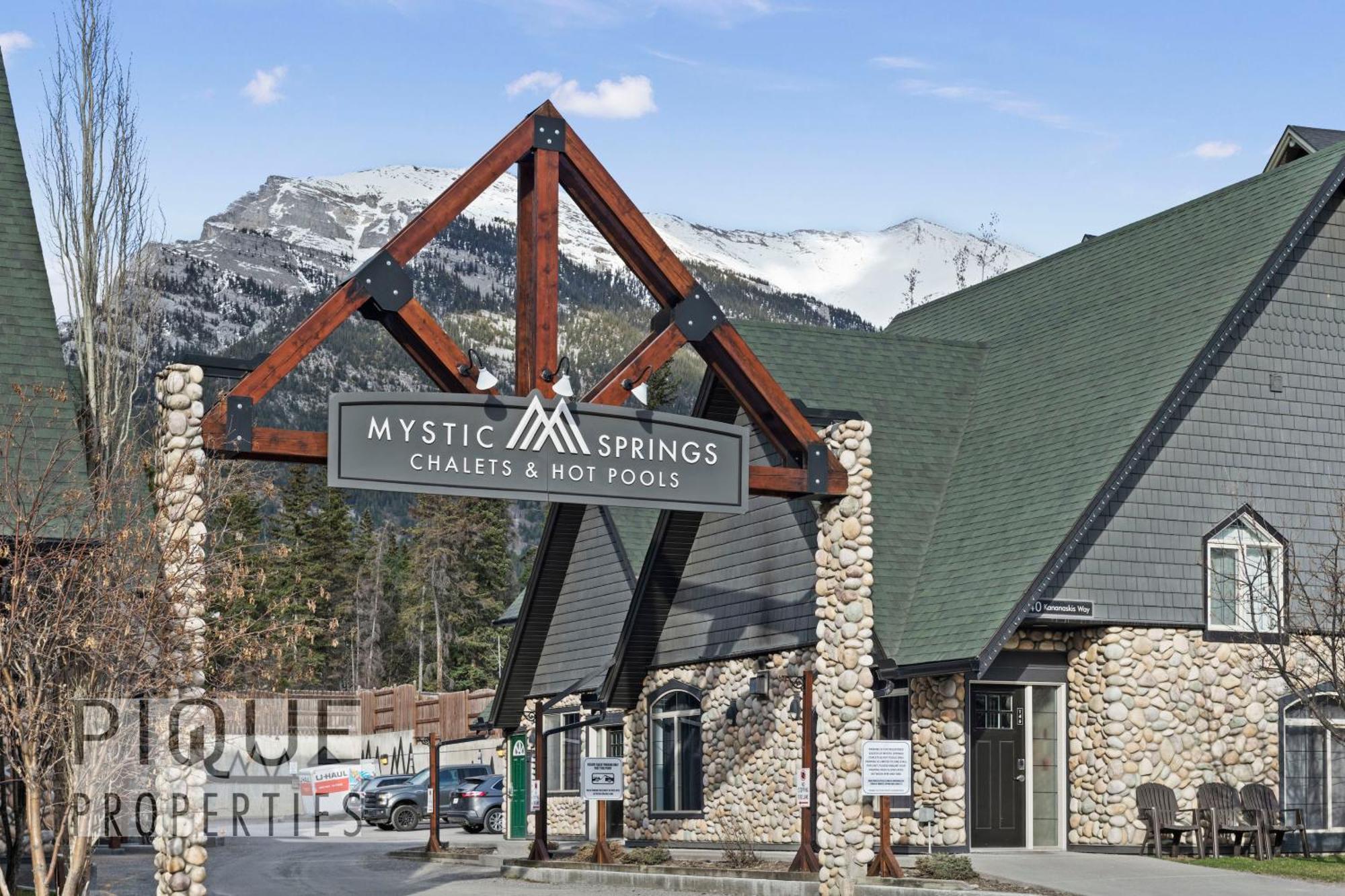 Mystic Mountain Chalet, Heated Outdoor Pool & Hot Tub, Free Parking, Fast Wifi! Villa Canmore Exterior photo