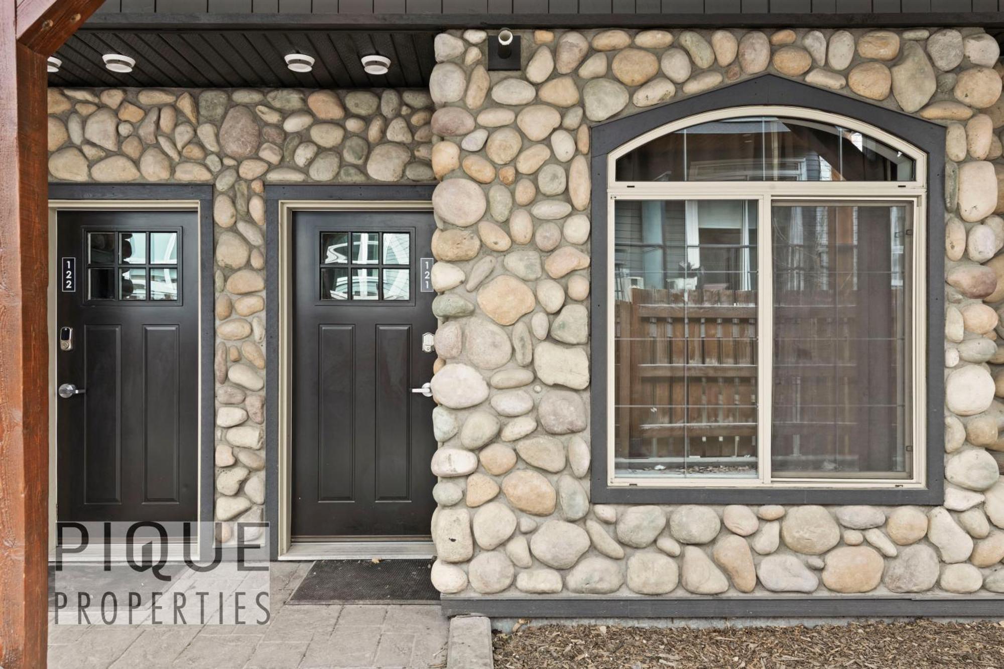 Mystic Mountain Chalet, Heated Outdoor Pool & Hot Tub, Free Parking, Fast Wifi! Villa Canmore Exterior photo